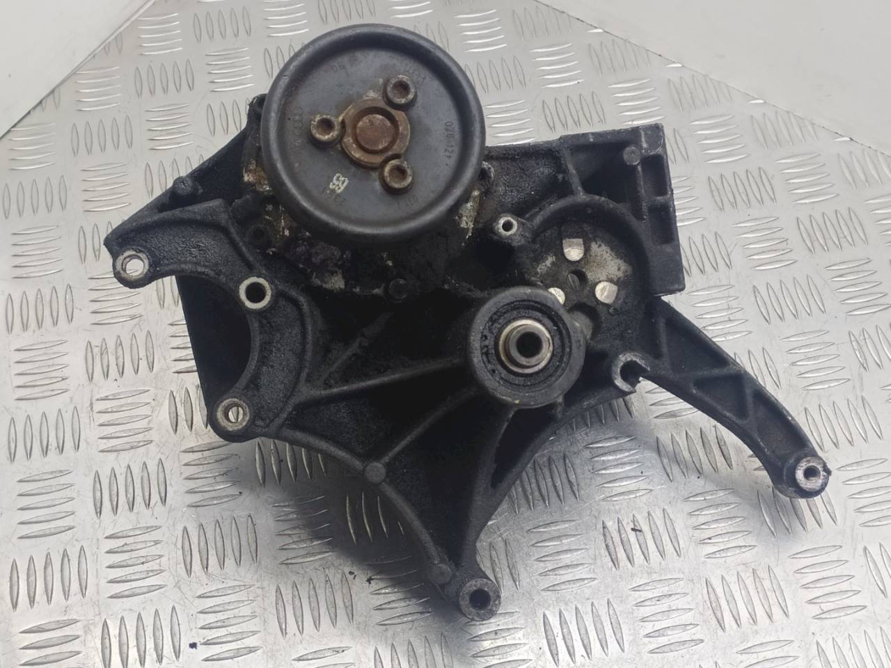 кронштейн генератора Volkswagen Passat B5 1998, 028903143AF - фото №1