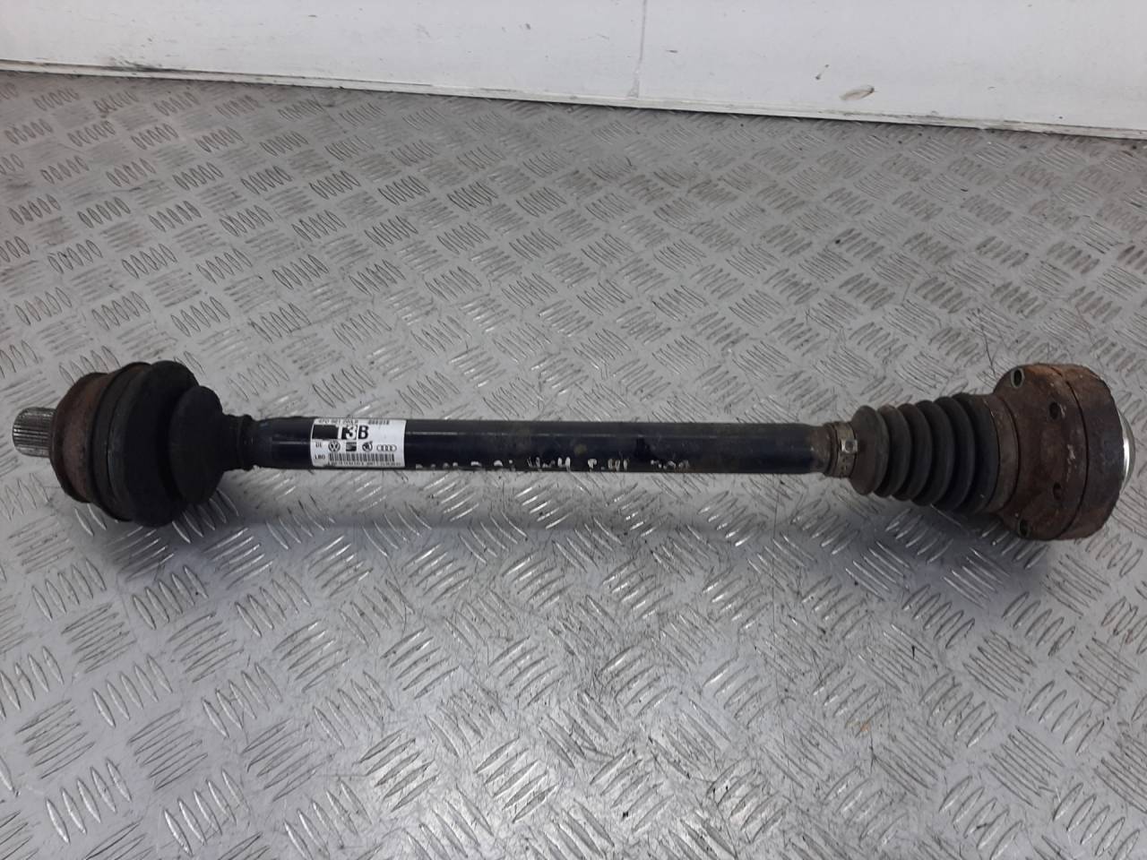 полуось задняя (приводной вал, ШРУС) Audi A6 4F/C6 2007, 3.2 л., AUK, бензин, АКПП, универсал, 4F0501203B - фото №1