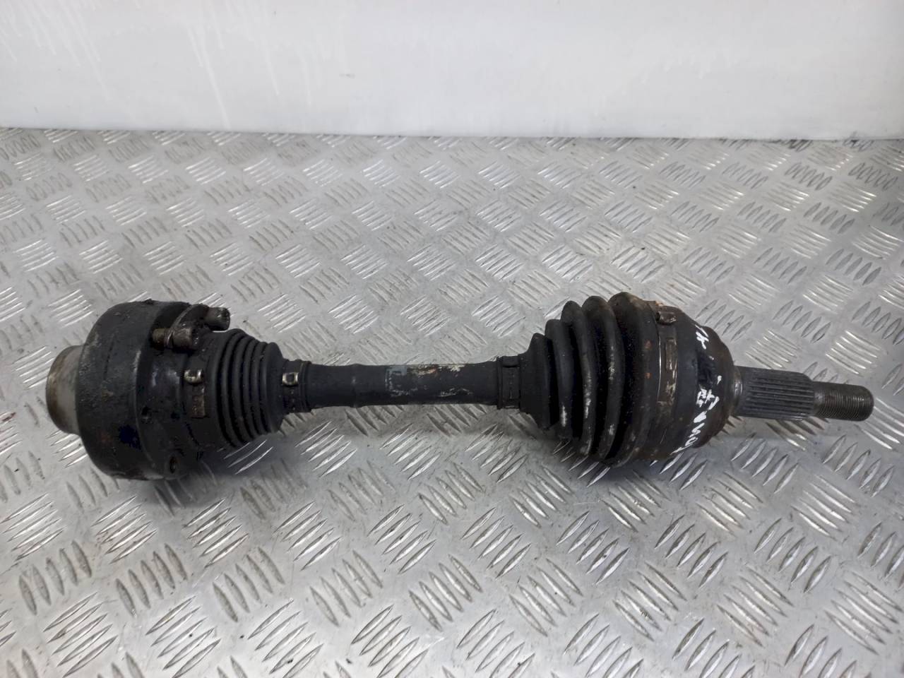 полуось передняя левая (приводной вал, ШРУС) Volkswagen Touareg 1 поколение 2004, 3.0 л., TDi - фото №1