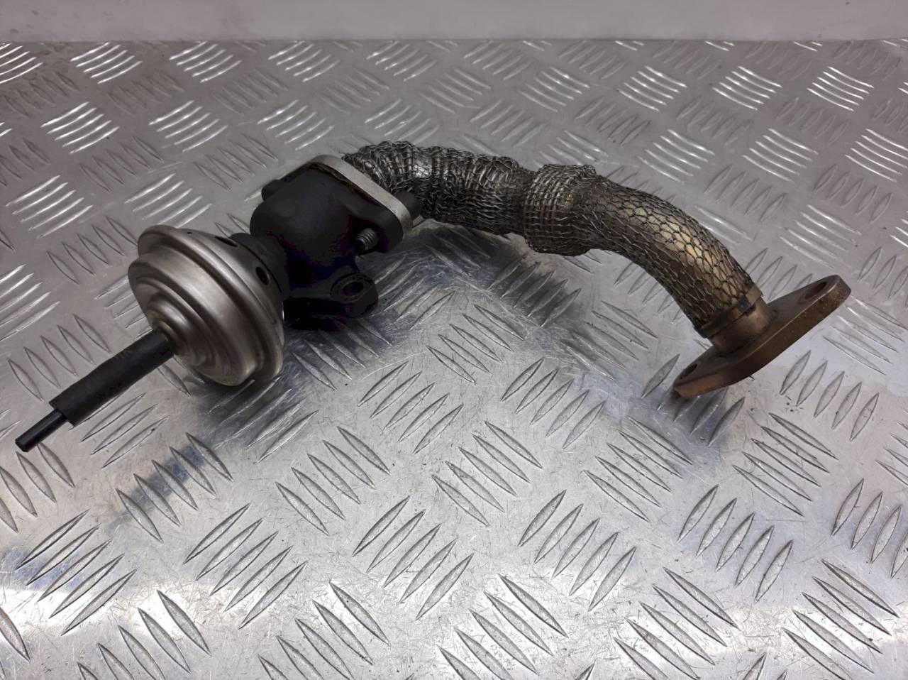 трубка системы рециркуляции EGR Volkswagen Passat B5 1998, 1.9 л., TDi, 028131521P - фото №1