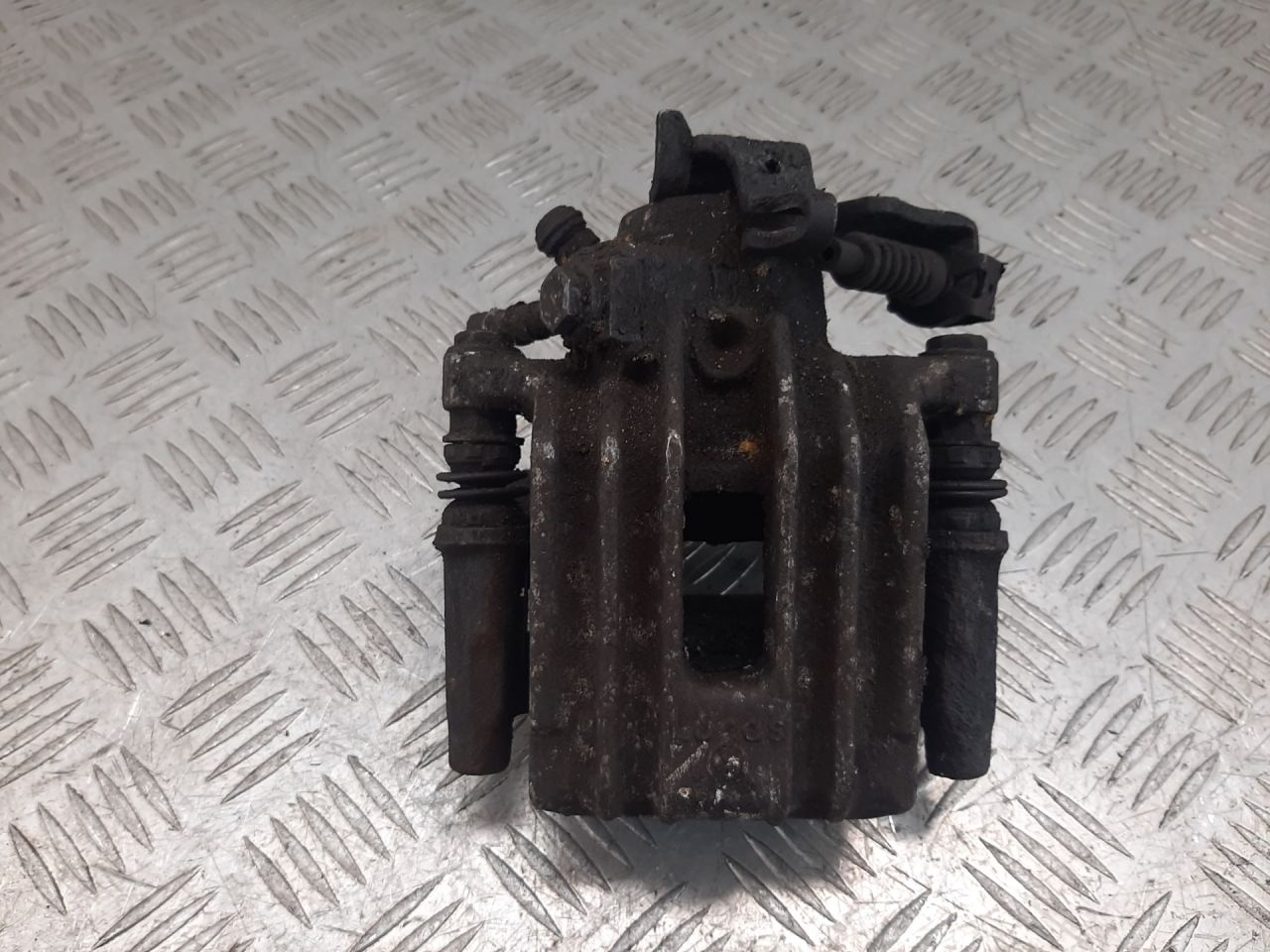 суппорт задний левый Volkswagen Golf 4 поколение 2002 - фото №1