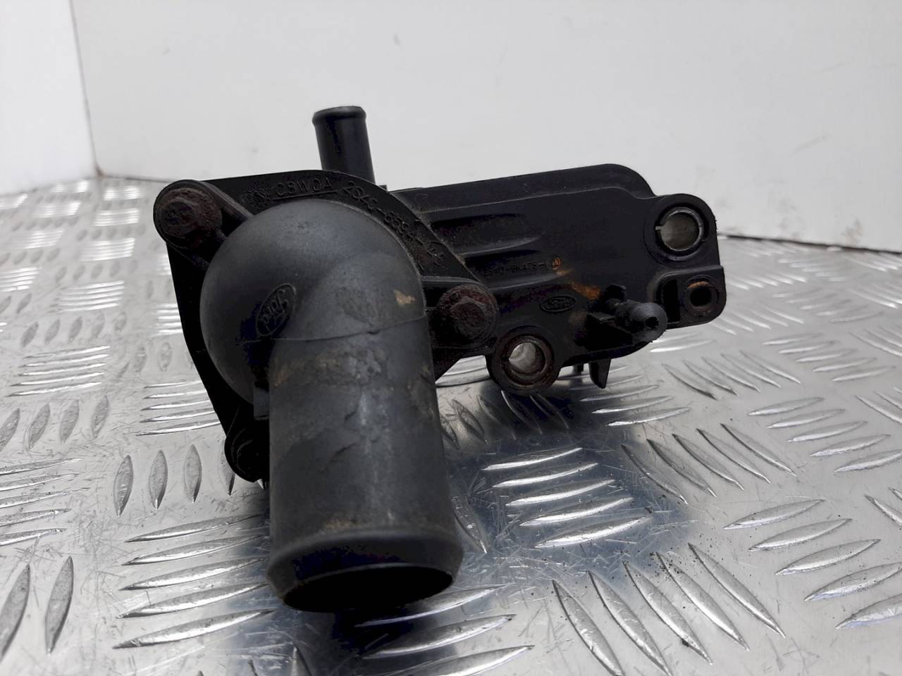 корпус термостата Ford Focus 2 поколение 2006, 1.8 л., TDCi, 2S4Q-9K478-AD - фото №1