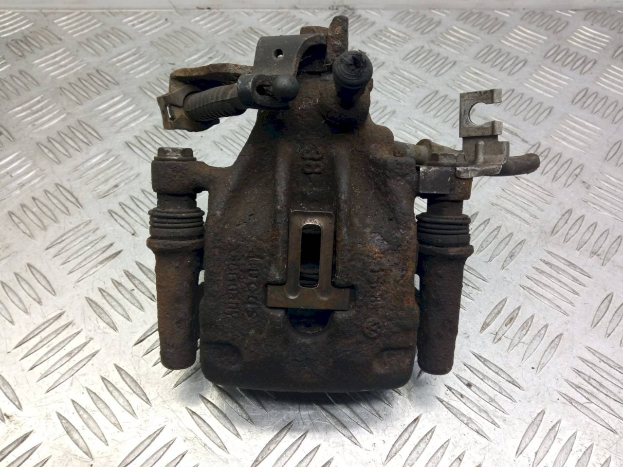 суппорт задний правый Volkswagen Sharan 1 поколение 2000 - фото №1