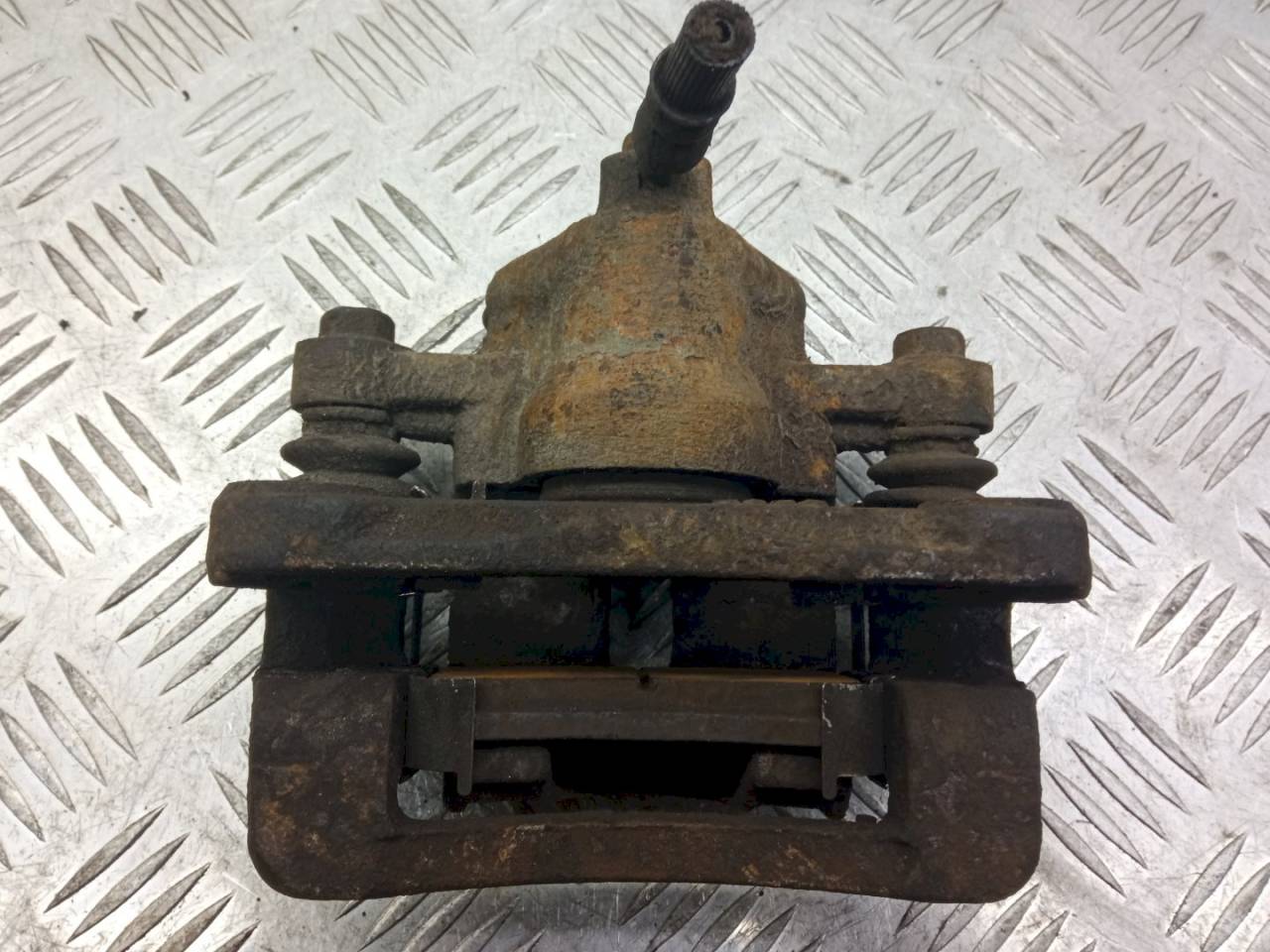 суппорт задний правый Kia Rio 1 поколение 2002 - фото №1