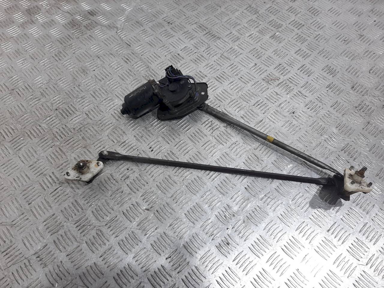 моторчик передних стеклоочистителей (дворников) Daihatsu Sirion 1 поколение M100 2001, - - фото №1