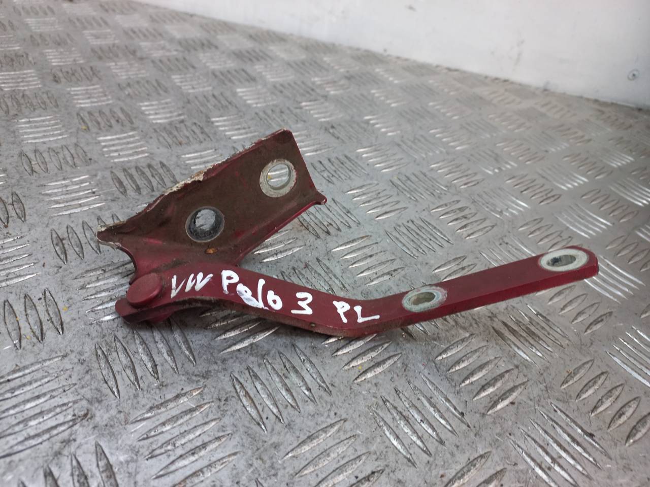 петля капота левая Volkswagen Polo 3 поколение 6N1 1998 - фото №1