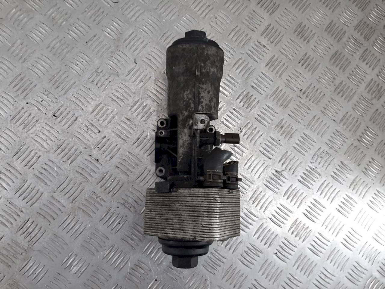 корпус масляного фильтра Volkswagen Passat B6 2007, 2.0 л., TDi, 045115389K - фото №1