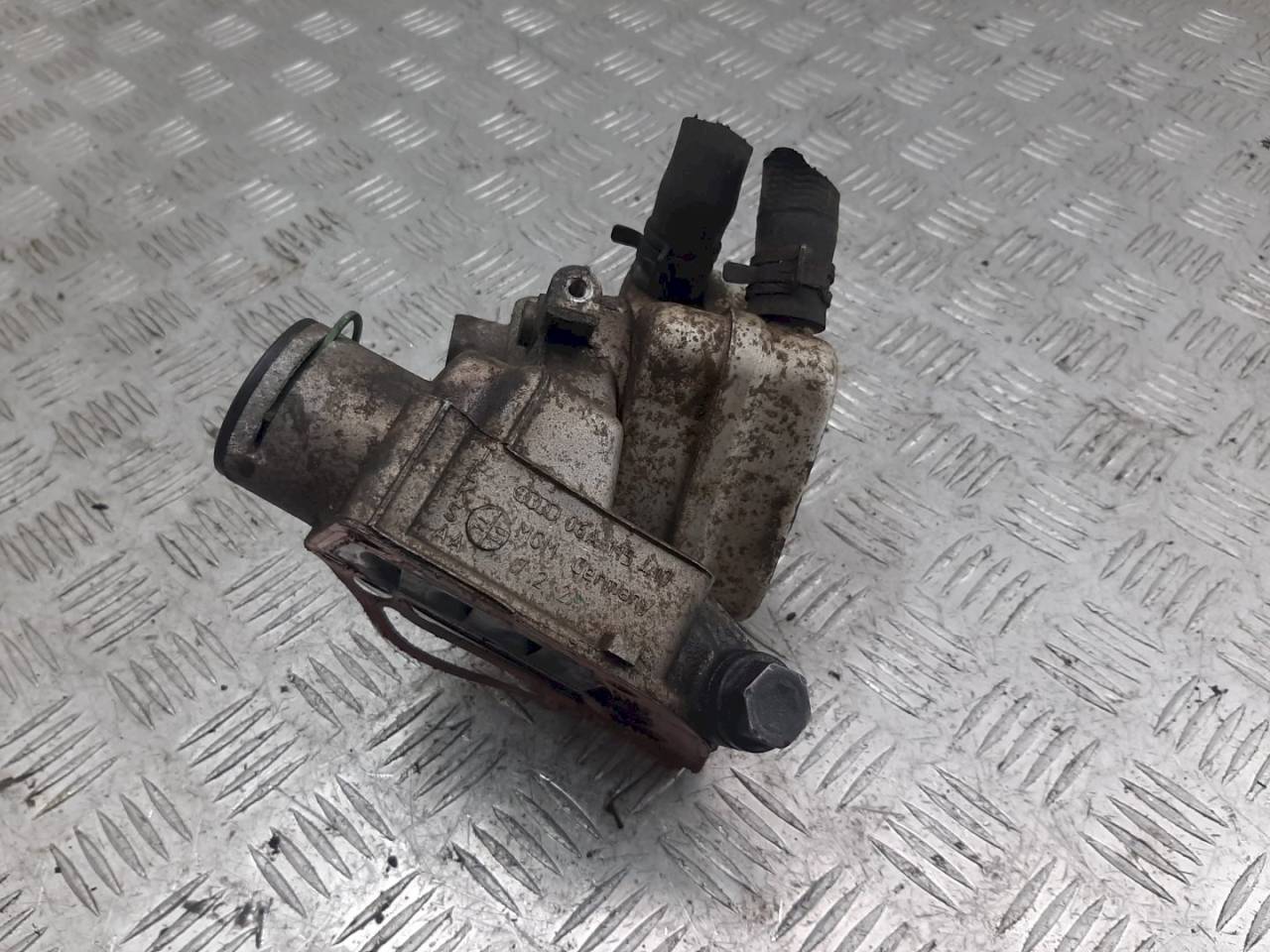 корпус масляного фильтра Volkswagen Passat B5 2000, 1.6 л., i, 06A115417 - фото №1