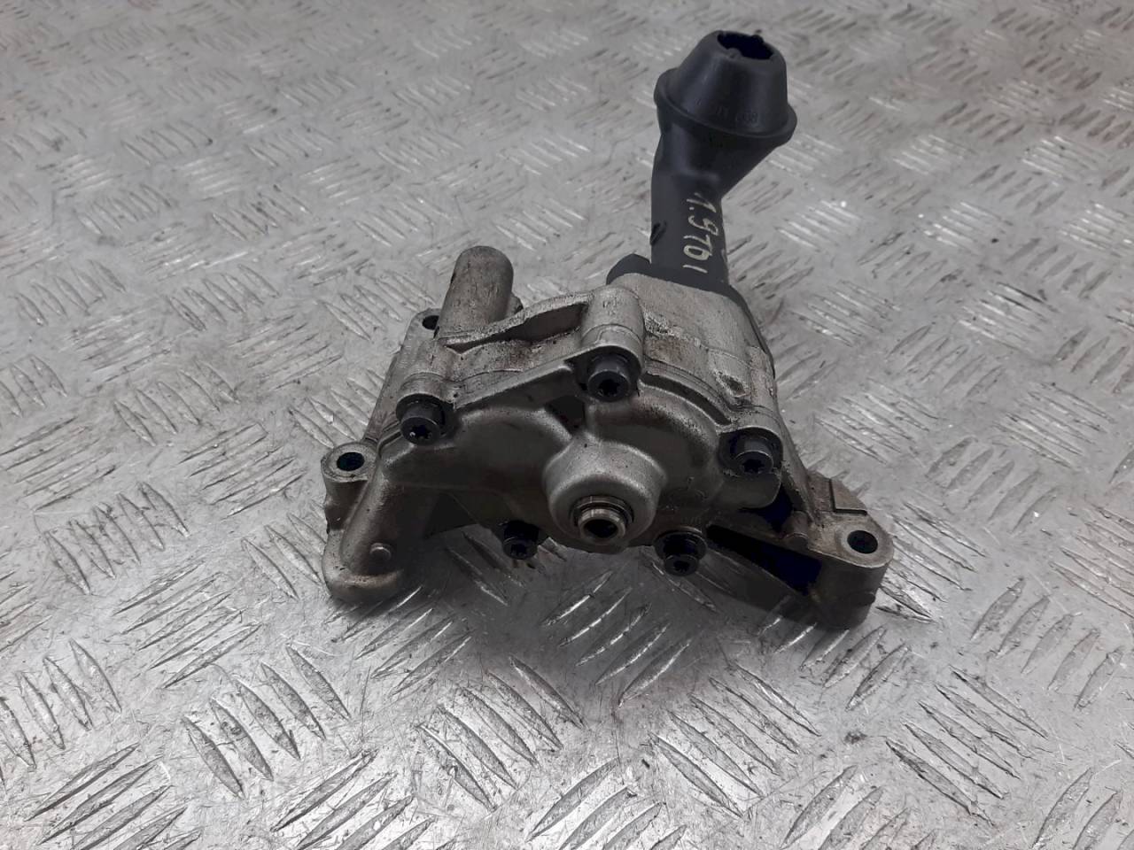 насос масляный Volkswagen Passat B6 2006, 1.9 л., TDi, 038115105C - фото №1