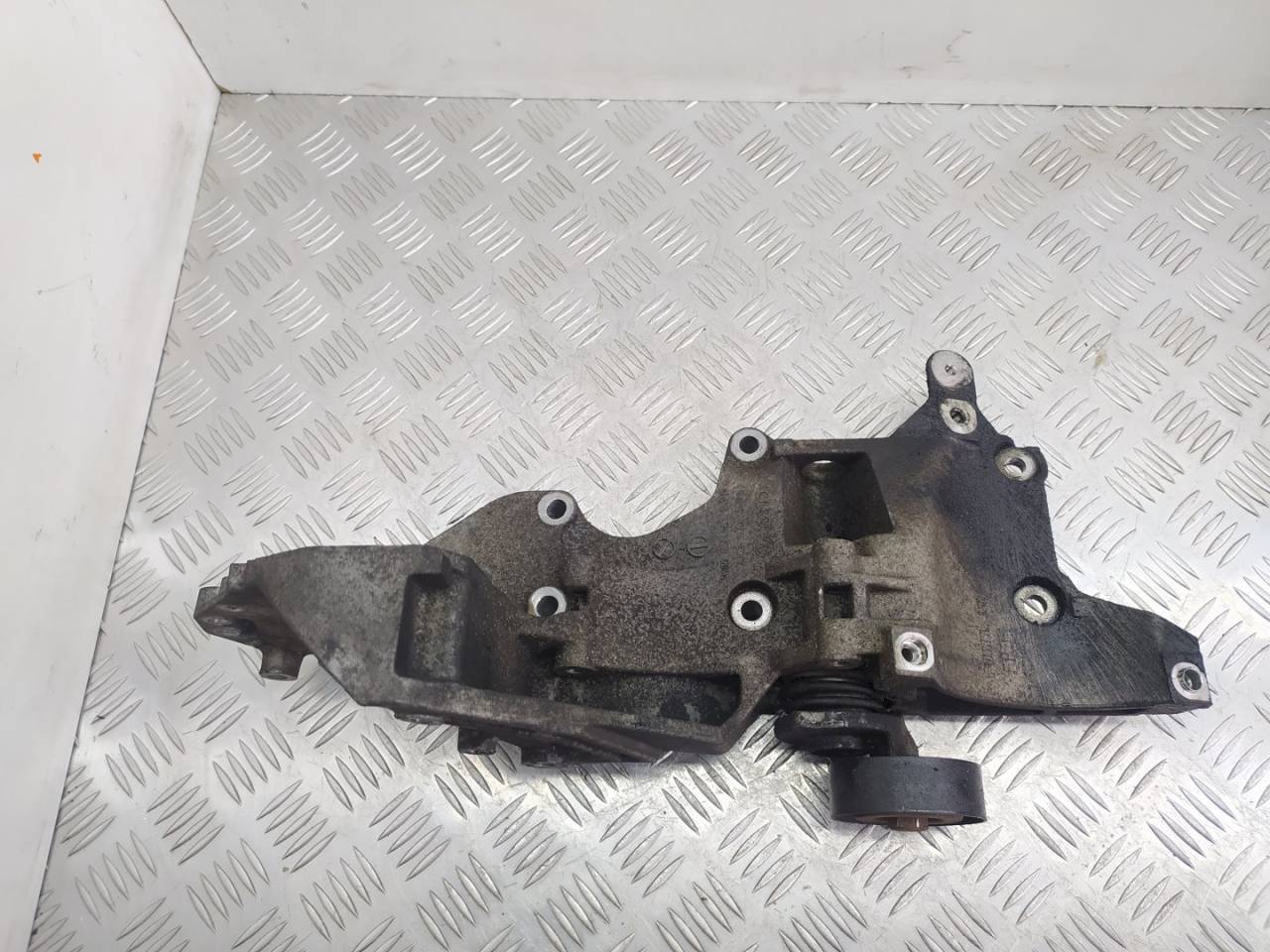 кронштейн генератора Volkswagen Passat B6 2008, 2.0 л., TDi, 03L903139D - фото №1