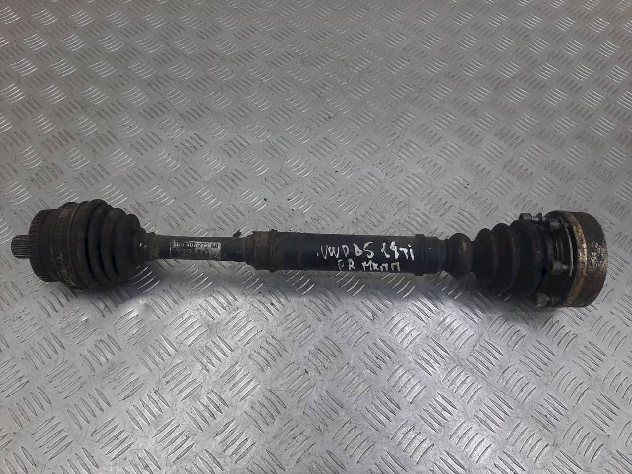 полуось передняя правая (приводной вал, ШРУС) Volkswagen Passat B5 2000, 1.8 л., Ti, бензин, -, 8D0407272AQ - фото №1