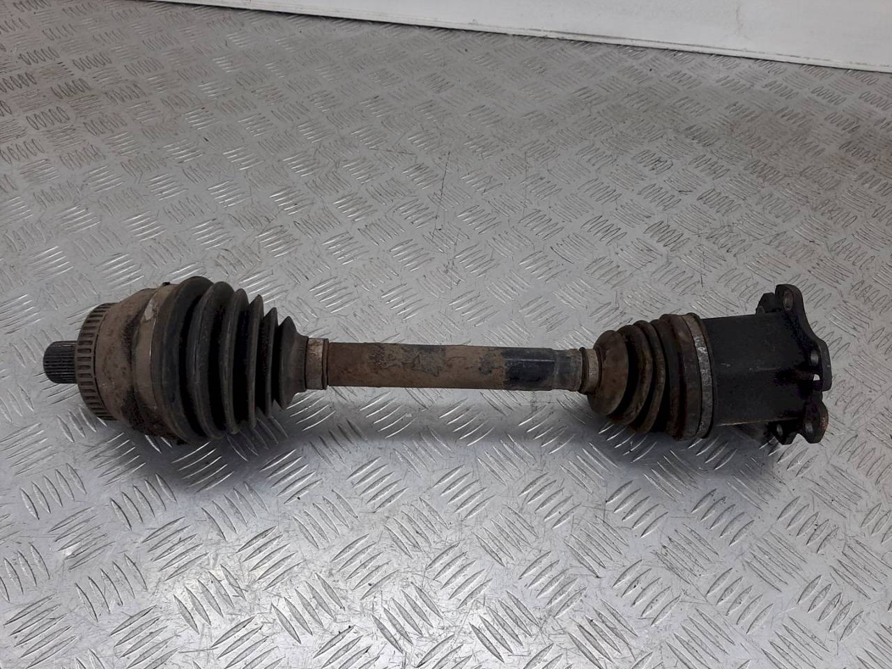 полуось передняя левая (приводной вал, ШРУС) Volkswagen Touran 1 поколение 2006, 1.9 л., TDi - фото №1