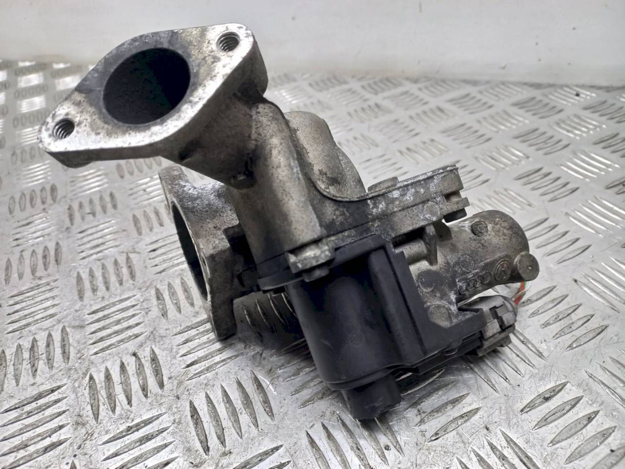 клапан EGR Volkswagen Polo 4 поколение 2005, 1.4 л., TDi, 03G131501D - фото №1