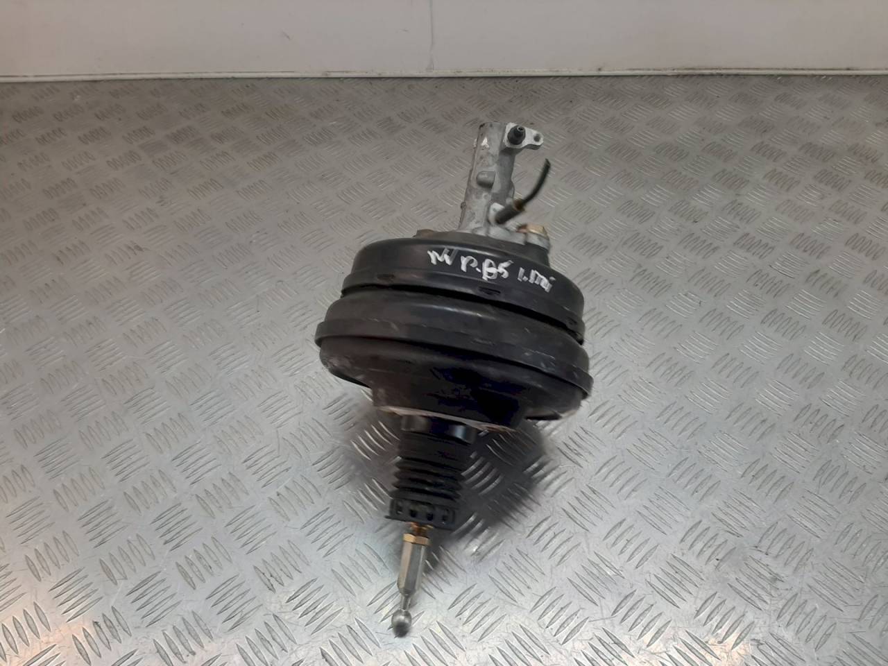 вакуумный усилитель тормозов Volkswagen Passat B5 2000, 1.9 л., TDi, 4B3612105A - фото №1