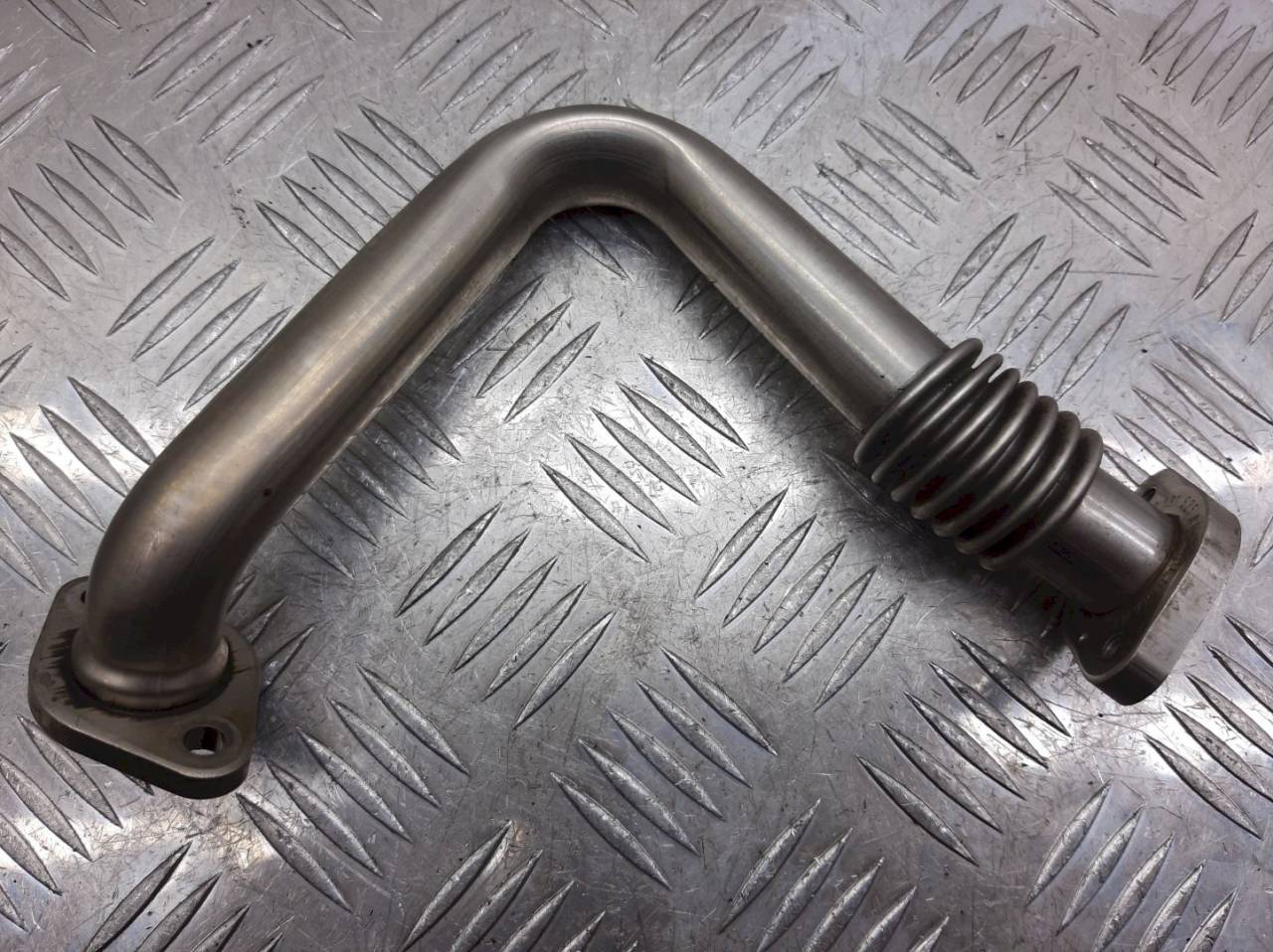 трубка системы рециркуляции EGR Audi A6 4F/C6 2006, 3.0 л., TDi, 059131525AC - фото №1
