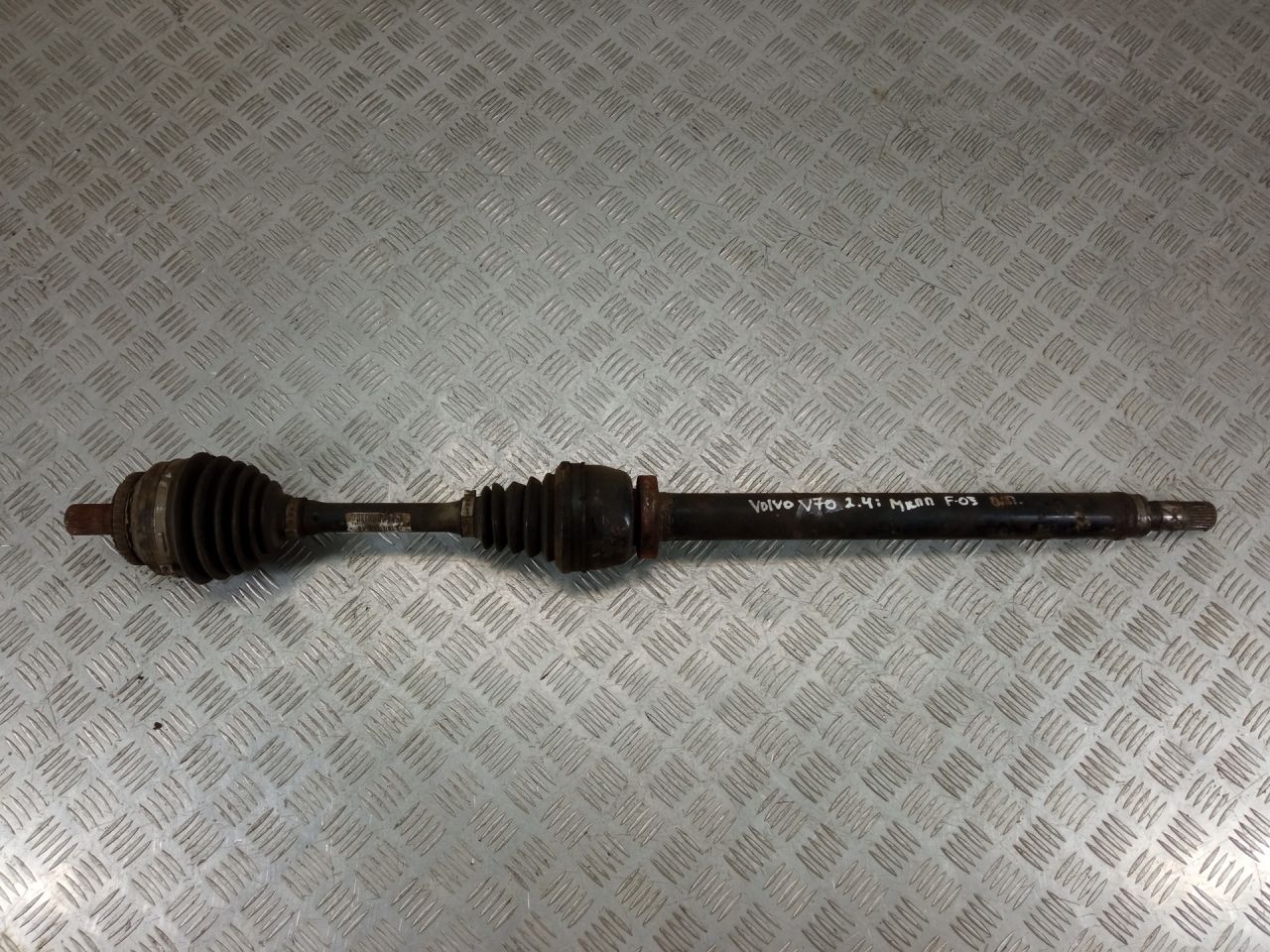 полуось передняя правая (приводной вал, ШРУС) Volvo V70 2 поколение 2002, 2.4 л., B 5244 T3, бензин, МКПП - фото №1