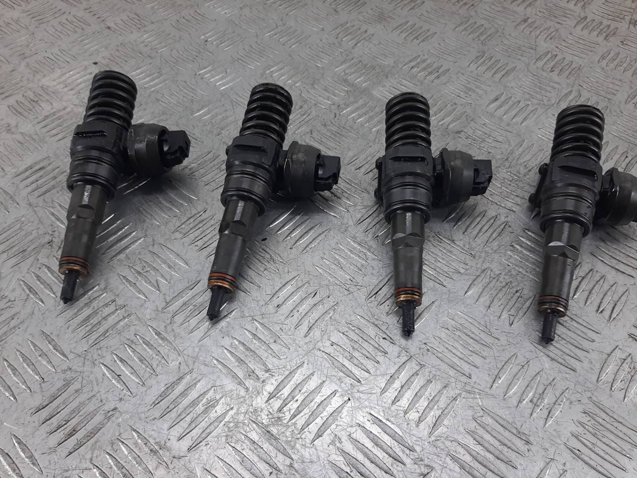 форсунка Volkswagen Touran 1 поколение 2006, 1.9 л., TDi, дизель, 038130073AG - фото №1