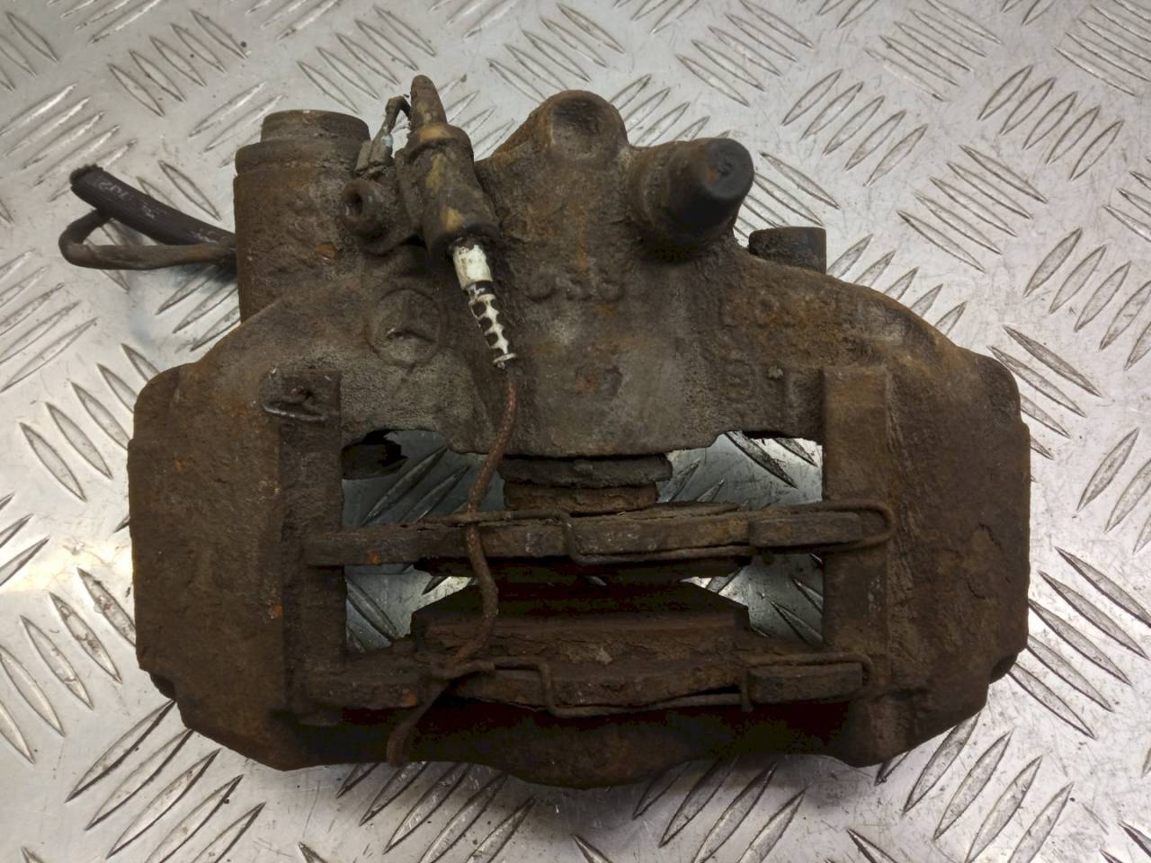 суппорт задний правый Mercedes-Benz Vito W638 2000 - фото №1