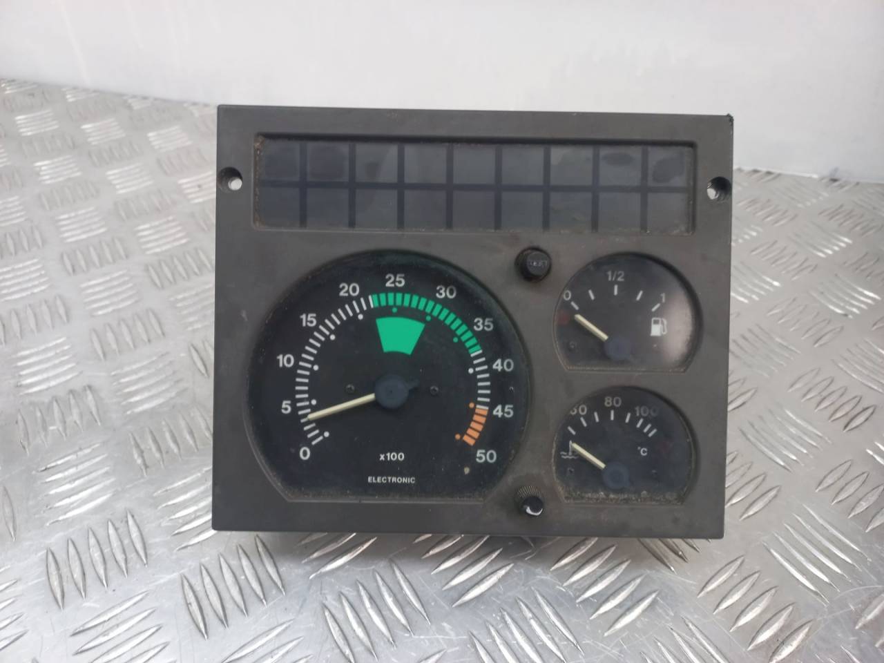 щиток приборов (приборная панель) IVECO Daily 2 поколение 1995 - фото №1