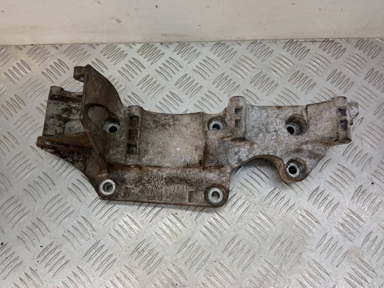 кронштейн генератора Volkswagen Bora 1 поколение 2002, 2.0 л., i, 06A903143P - фото №1