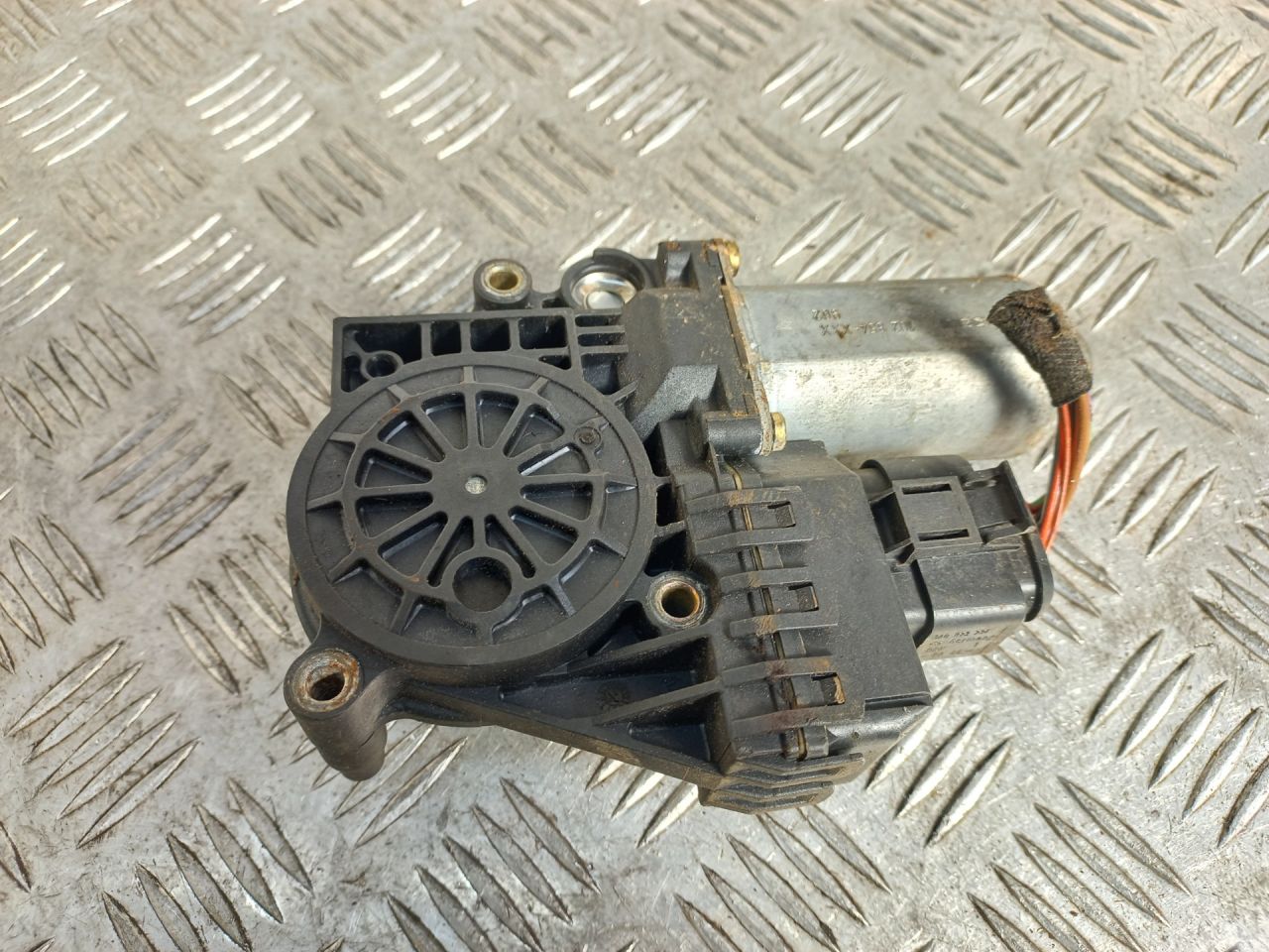 моторчик стеклоподъемника передний правый Audi A6 4B/C5 2000, 2.4 л., ARJ, бензин, 0130821774 - фото №1