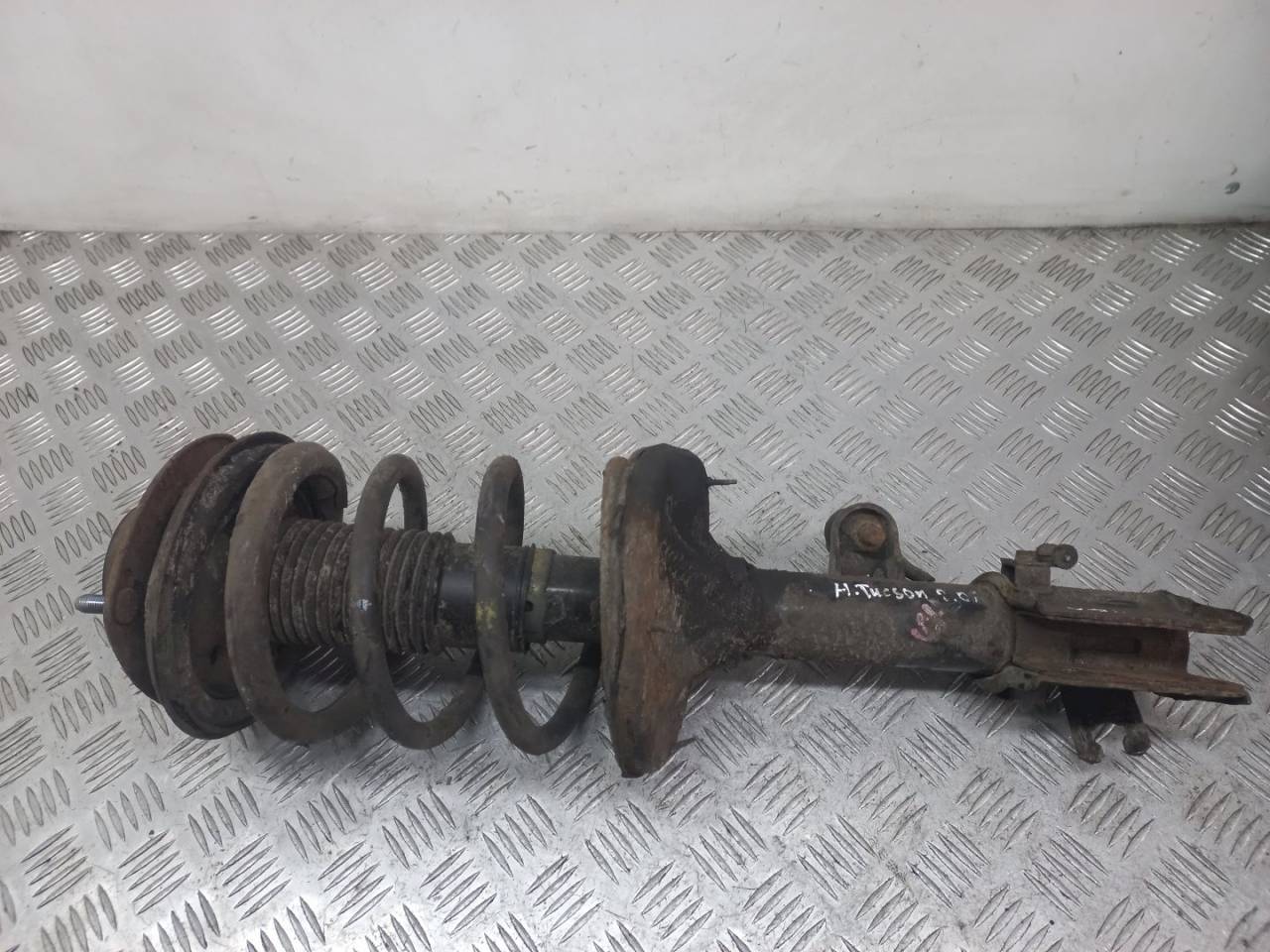 стойка передняя левая Hyundai Tucson 1 поколение 2006, 2.0 л., i - фото №1