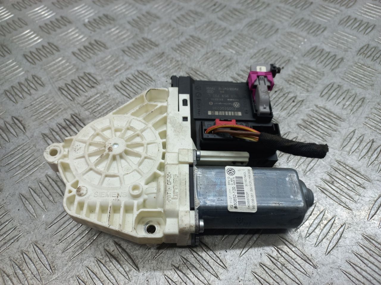 моторчик стеклоподъемника передний правый Volkswagen Passat B6 2007, 2.0 л., BMP, дизель, робот, 3C1837462L - фото №1