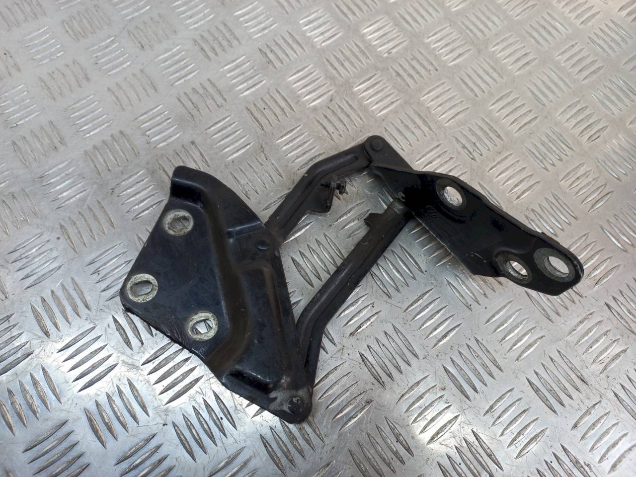 петля капота Volkswagen Touareg 1 поколение 2004, 7L6823301 - фото №1