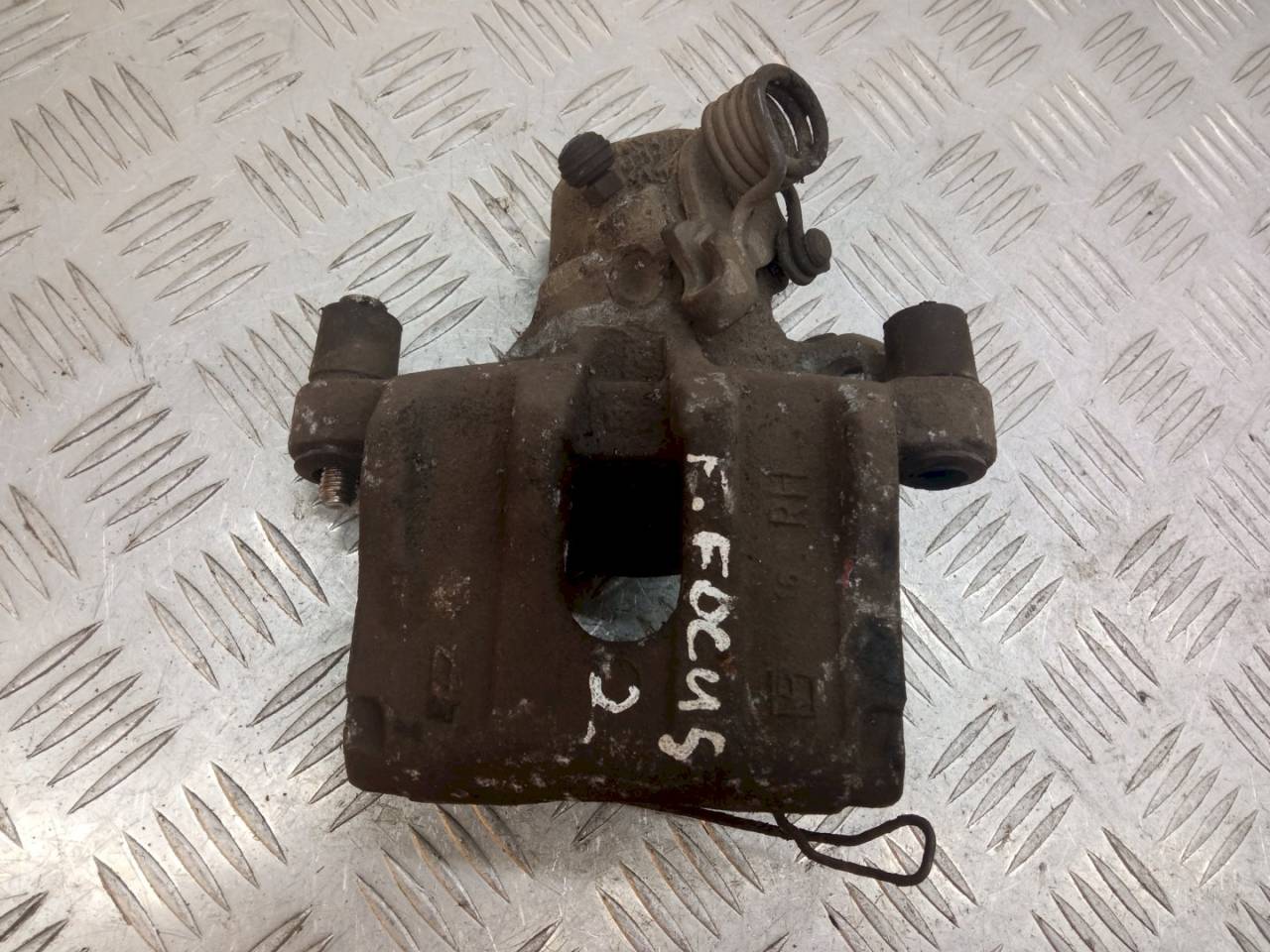 суппорт задний правый Ford Focus 2 поколение 2007 - фото №1