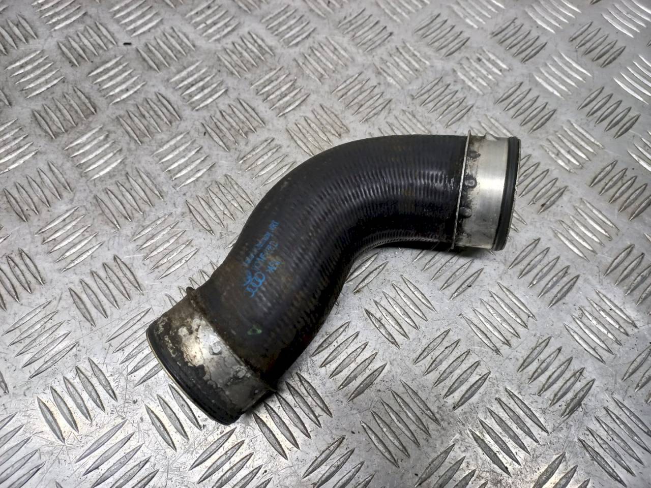 патрубок интеркулера Volkswagen Passat B6 2006, 2.0 л., TDi, 1K0145838D - фото №1