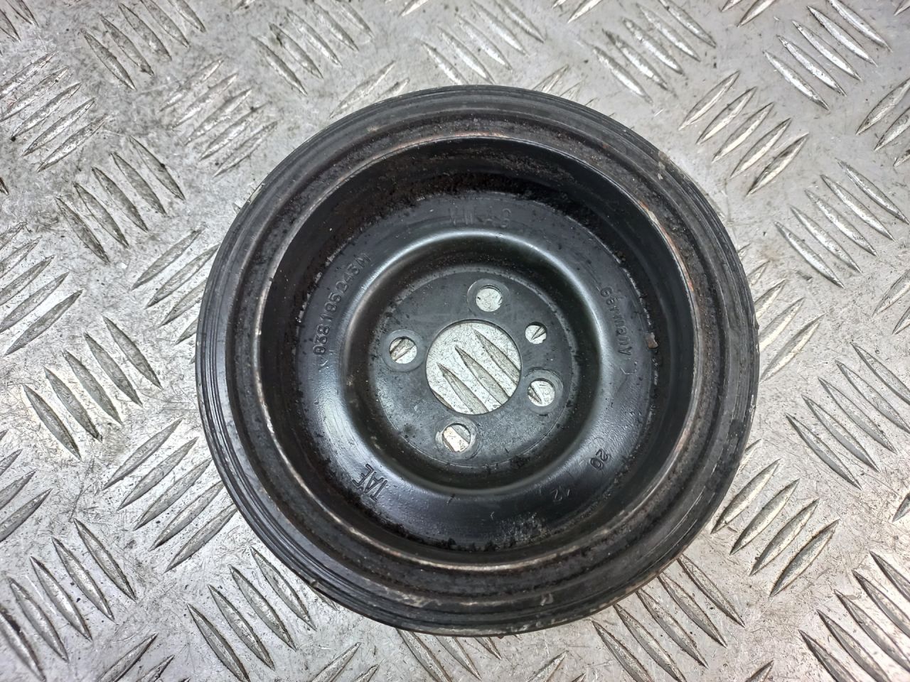 шкив коленвала Volkswagen Passat B7 2012, 1.6 л., TDi, дизель, 038105243M - фото №1