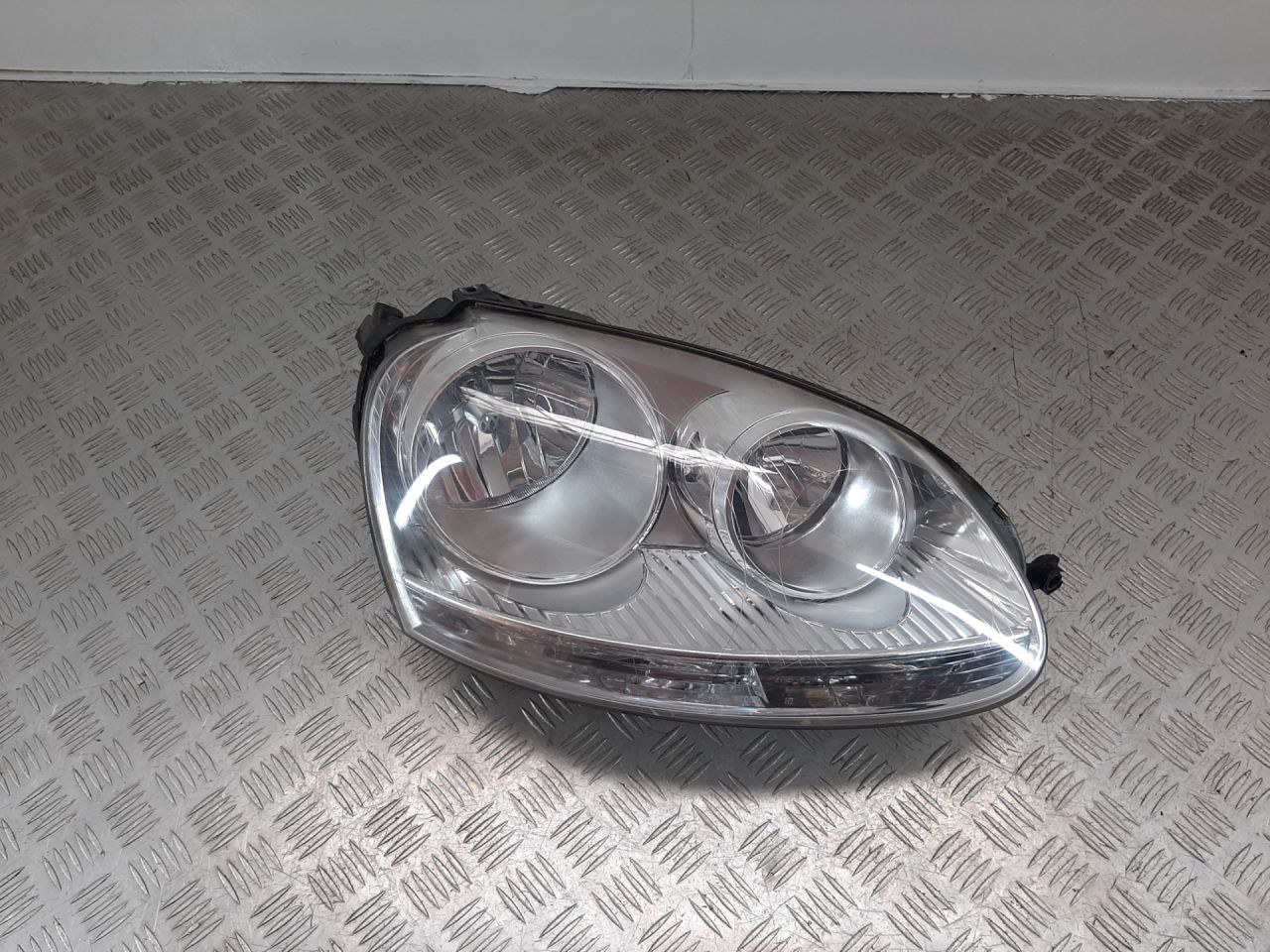 фара правая Volkswagen Golf 5 поколение 2008, 1.9 л., TDi PD, BLS, дизель - фото №1