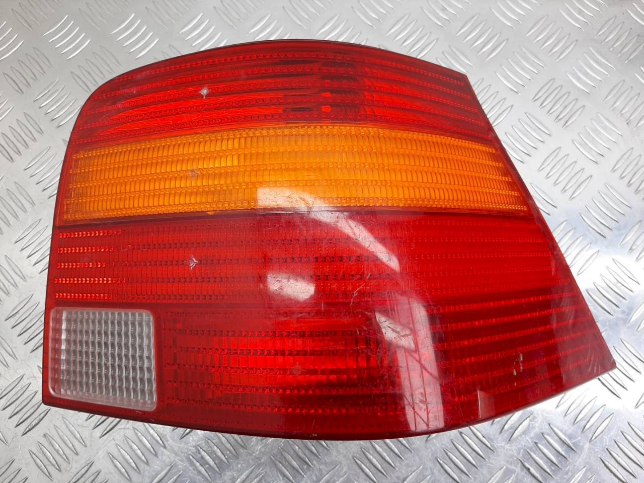 фонарь задний правый Volkswagen Golf 4 поколение 2001, 1.8 л., i, хетчбэк 5 дв., 1J6945096R - фото №1