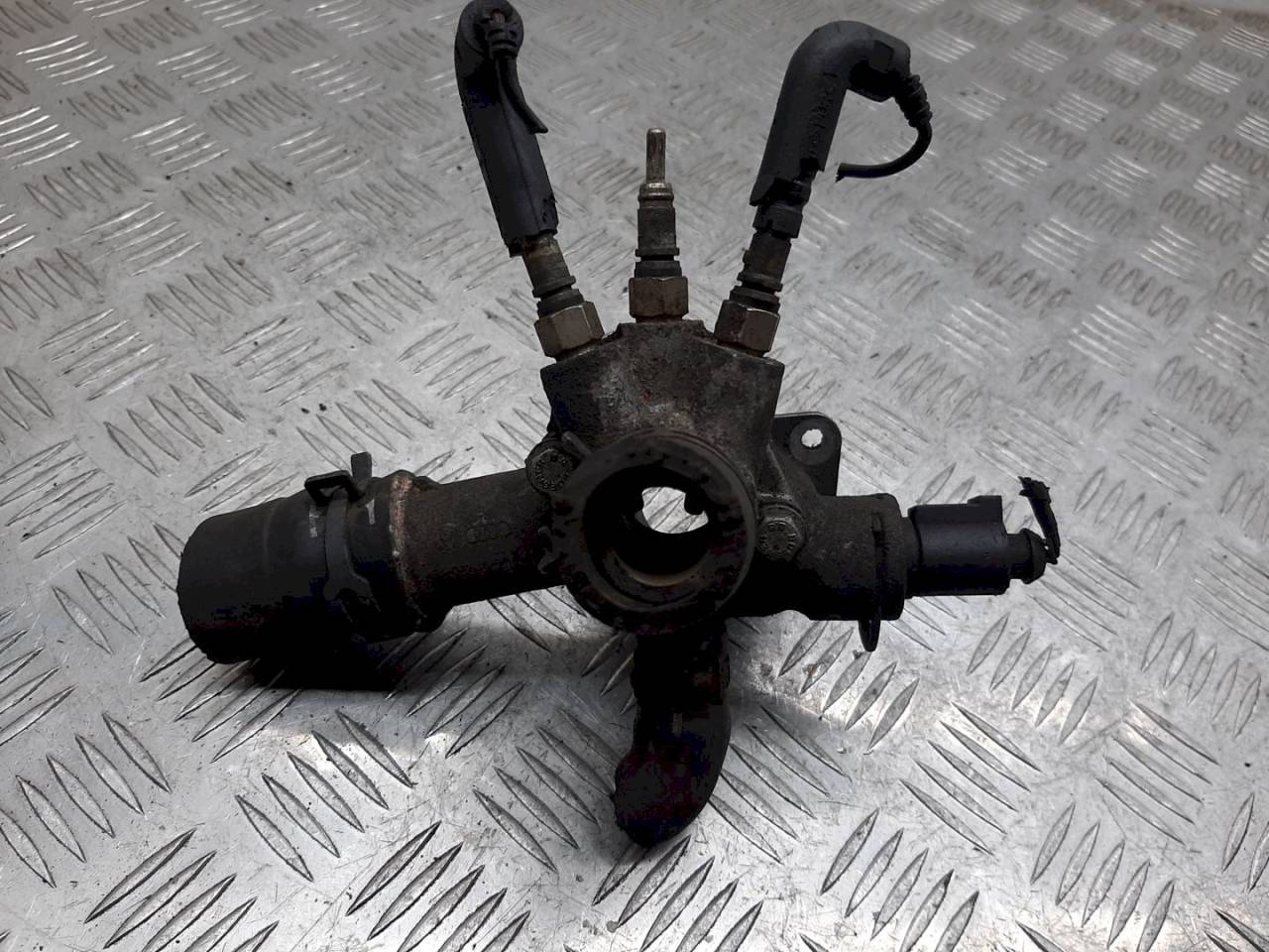 корпус термостата Volkswagen Golf 4 поколение 2002, 1.9 л., TDi, 038121133A - фото №1