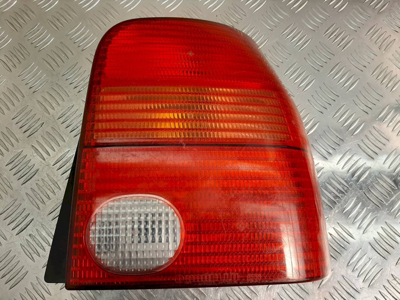 фонарь задний правый Volkswagen Lupo 1 поколение 2001, 1.0 л., i, хетчбэк 5 дв., 38020748 - фото №1