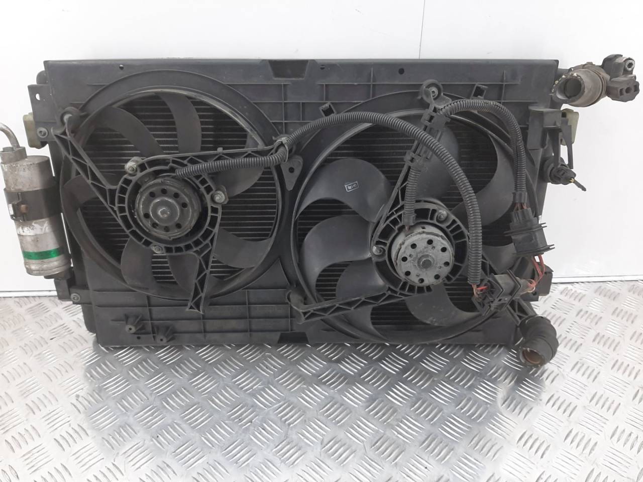 вентилятор радиатора Volkswagen Golf 4 поколение 2002, 1J0121253AD - фото №1