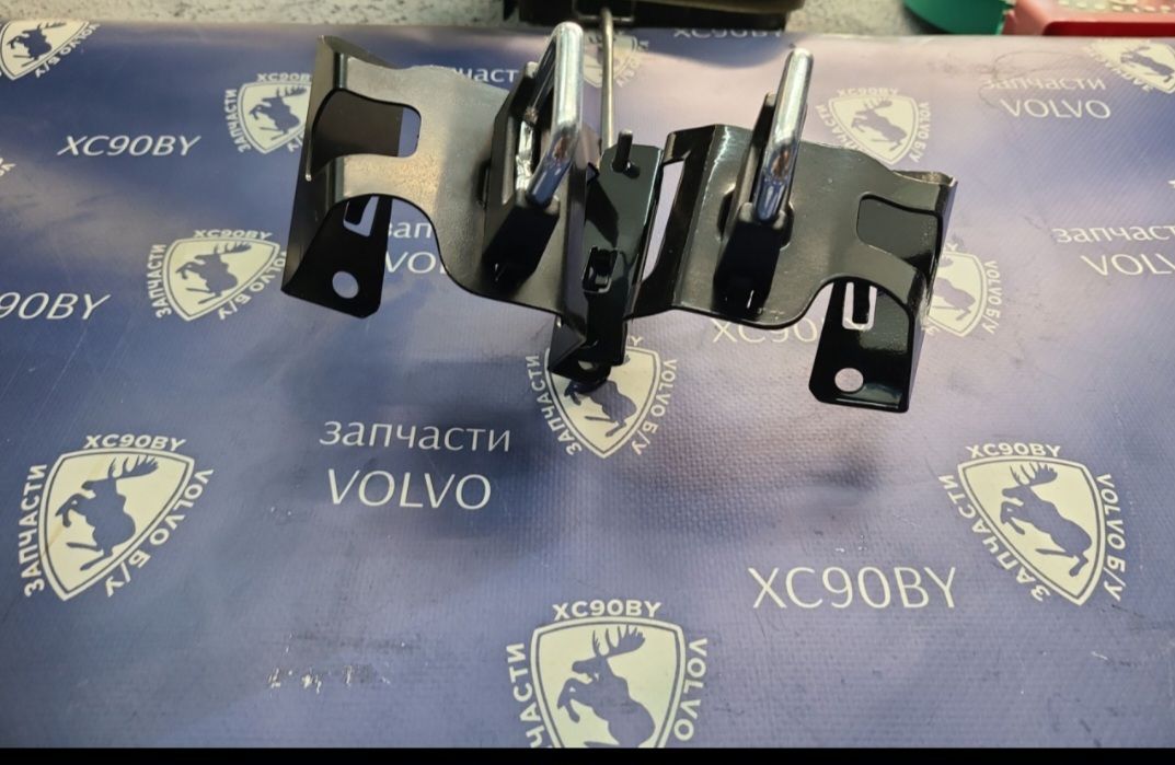 захватный крюк капота Volvo XC60 2 поколение 2019, 2.0 л., D4204T14, дизель, АКПП, хетчбэк 5 дв., полный привод, правый руль, 32219336, 32219337 - фото №1
