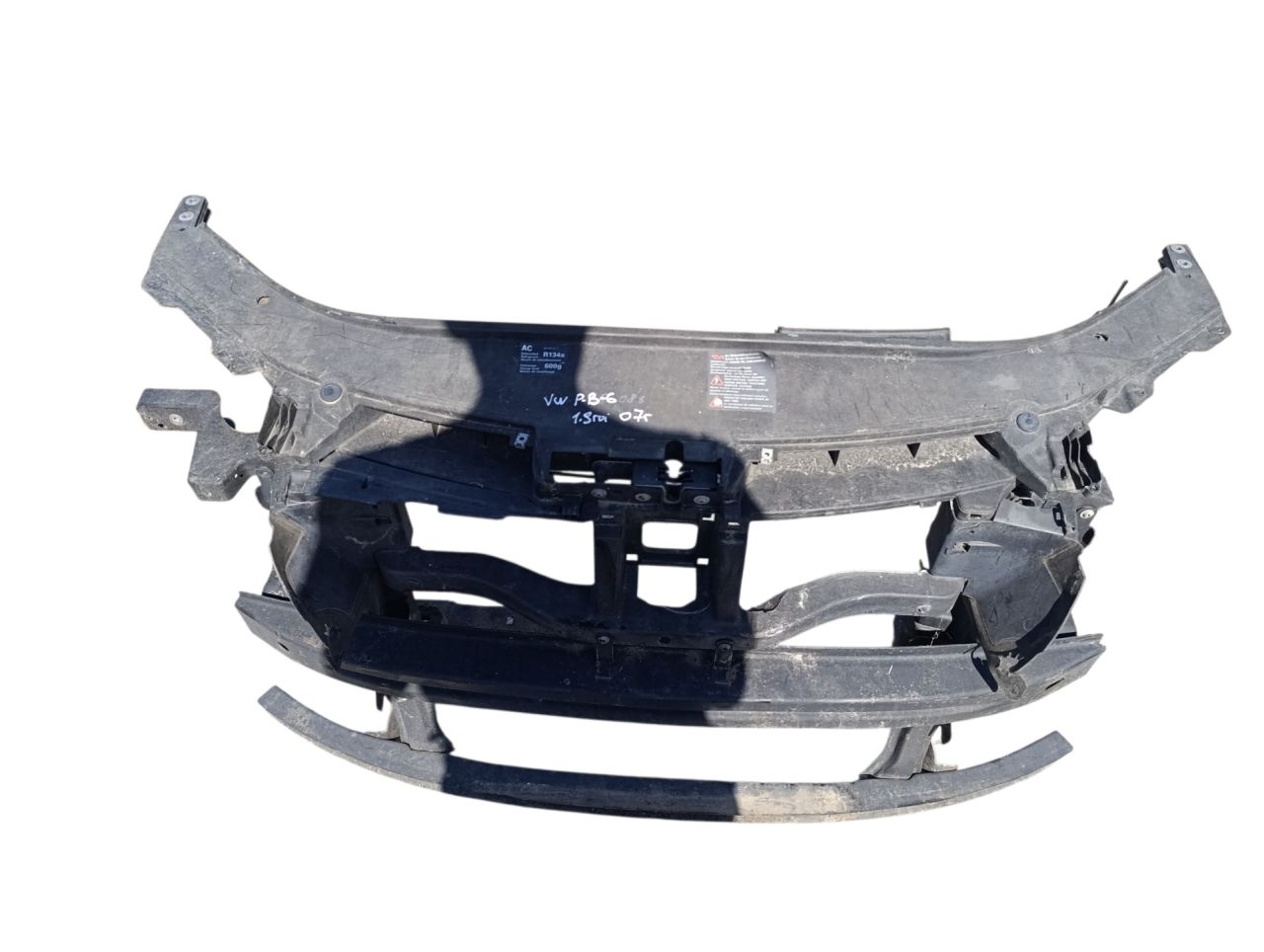 передняя панель крепления облицовки (телевизор) Volkswagen Passat B6 2007, 1.9 л., дизель - фото №1