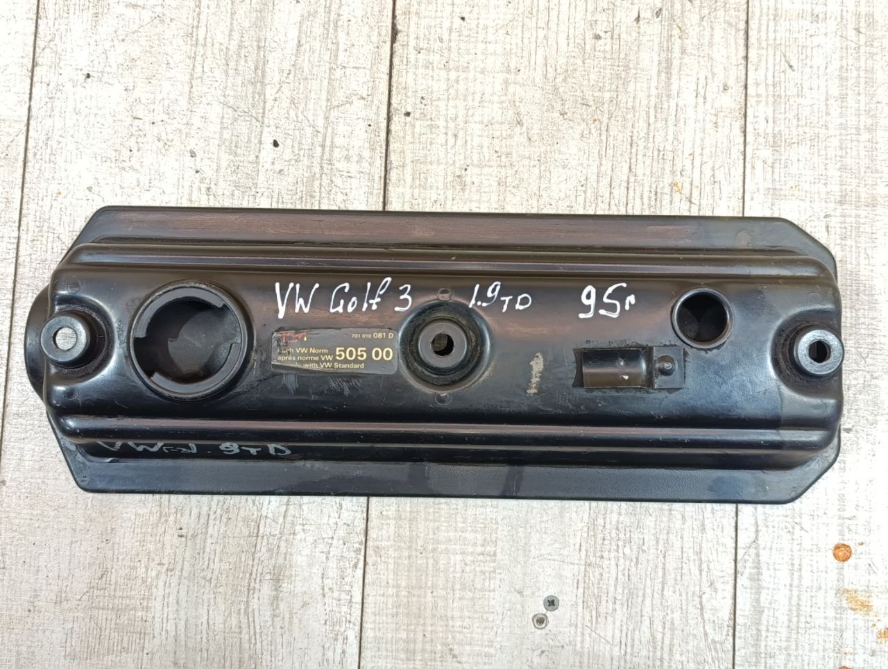 клапанная крышка Volkswagen Golf 3 поколение 1995, 1.9 л., дизель - фото №1