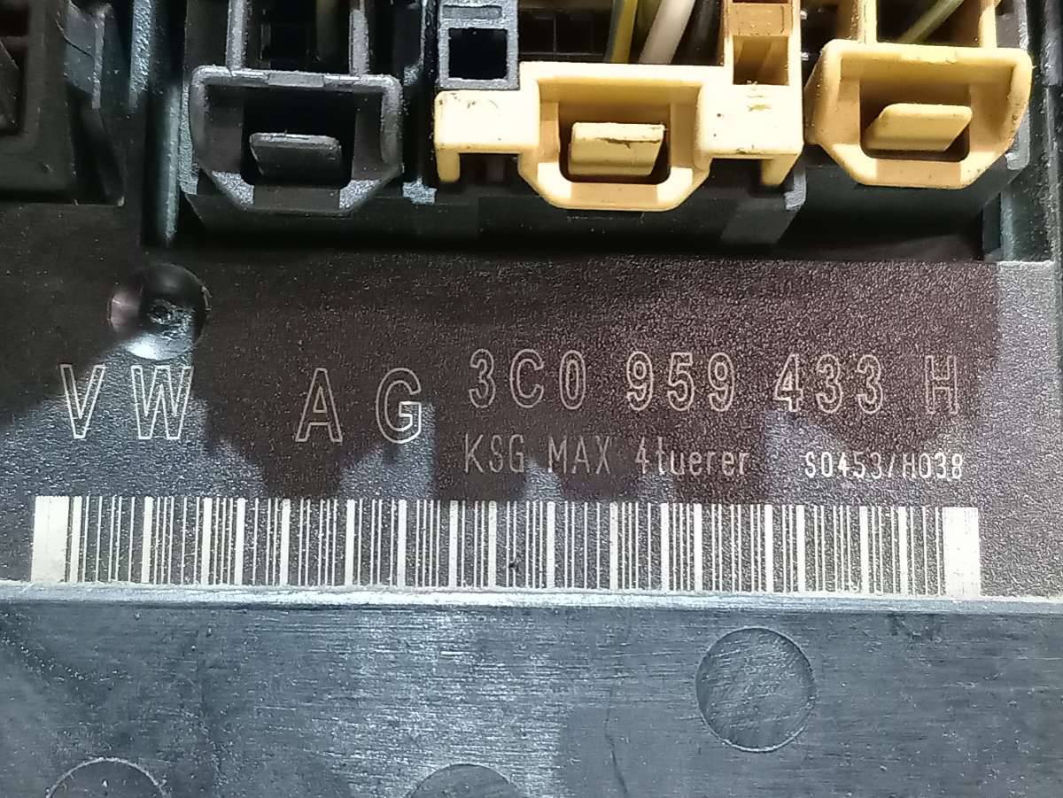 блок предохранителей Volkswagen Passat B6 2007 - фото №1