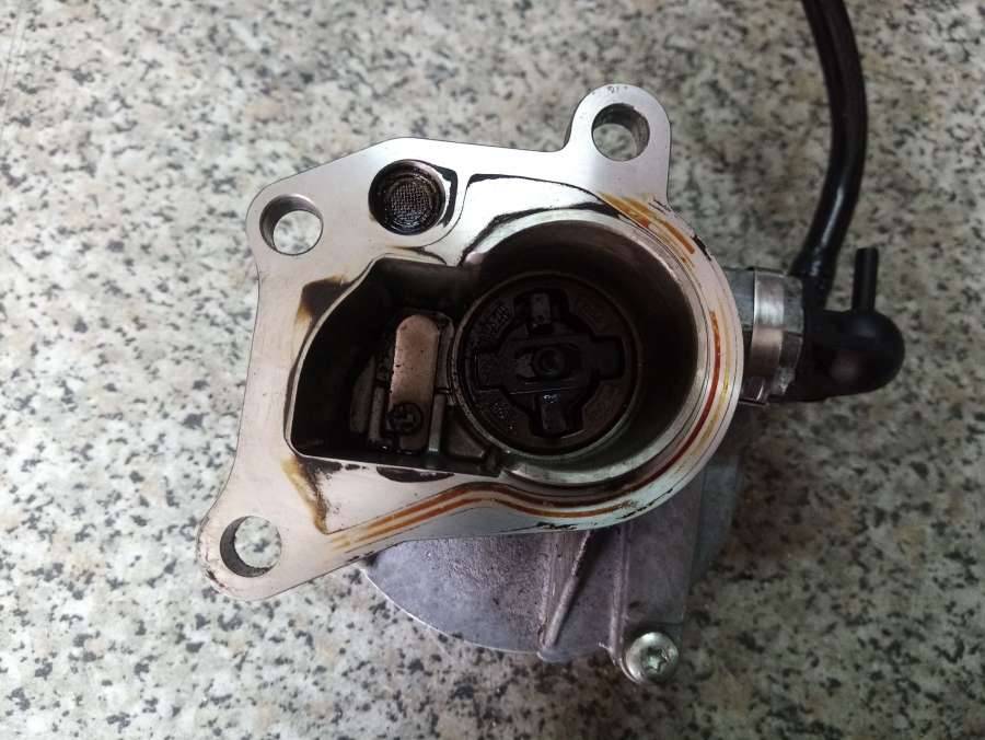 насос вакуумный Renault Megane 2 поколение 2005, DCi, DCi, хетчбэк 5 дв. - фото №1