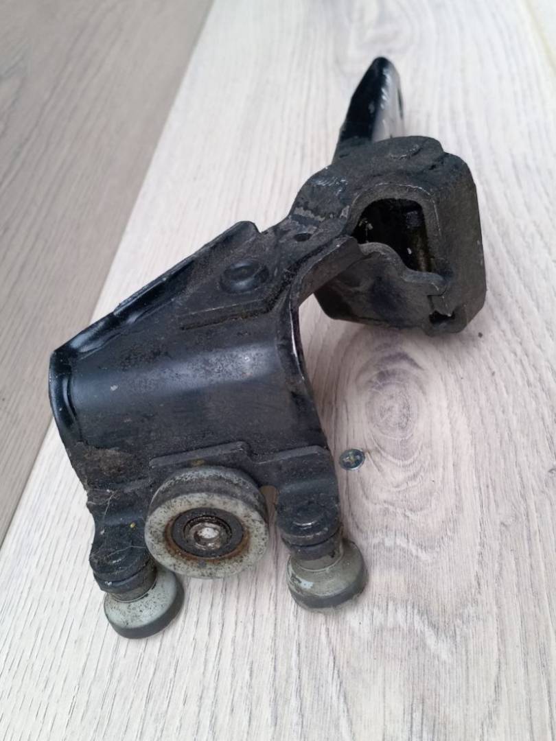 ролик двери сдвижной Volkswagen Transporter T5 2005 - фото №1