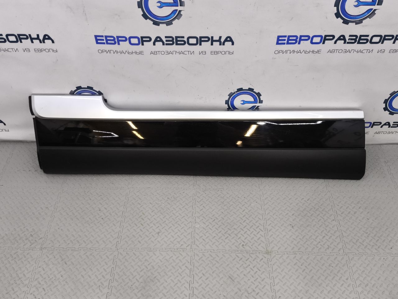 накладка двери (крышки) багажника Land Rover Range Rover 4 поколение L405 2015, 4.4 л., дизель, АКПП, полный привод, правый руль, CK5221065ADW, CK5221065AD8LML, CK5221065ADW, CK5221065AE8LML, LR048805, LR125981 - фото №1
