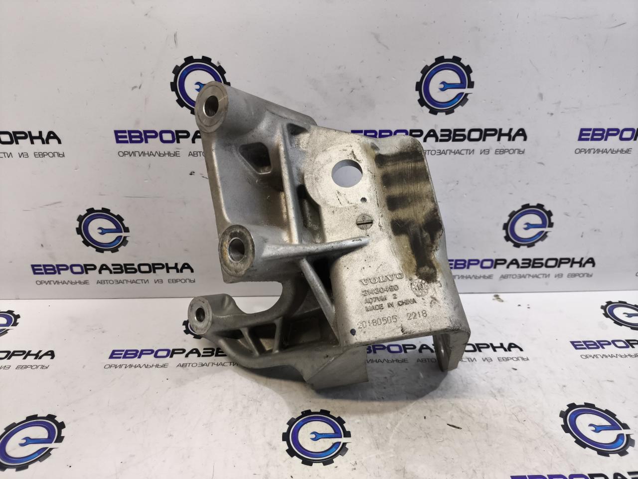 кронштейн двигателя Volvo XC90 2 поколение 2019, 2.0 л., дизель, АКПП, полный привод, правый руль, 31430490 - фото №1