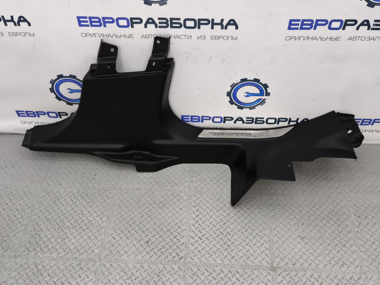 накладка на порог внутренняя Maserati Levante 1 поколение M161 2017, 3.0 л., дизель, АКПП, передний привод - фото №1