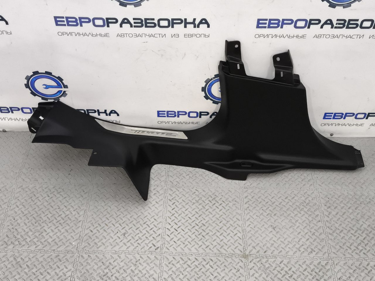 накладка на порог внутренняя Maserati Levante 1 поколение M161 2017, 3.0 л., дизель, АКПП, передний привод - фото №1
