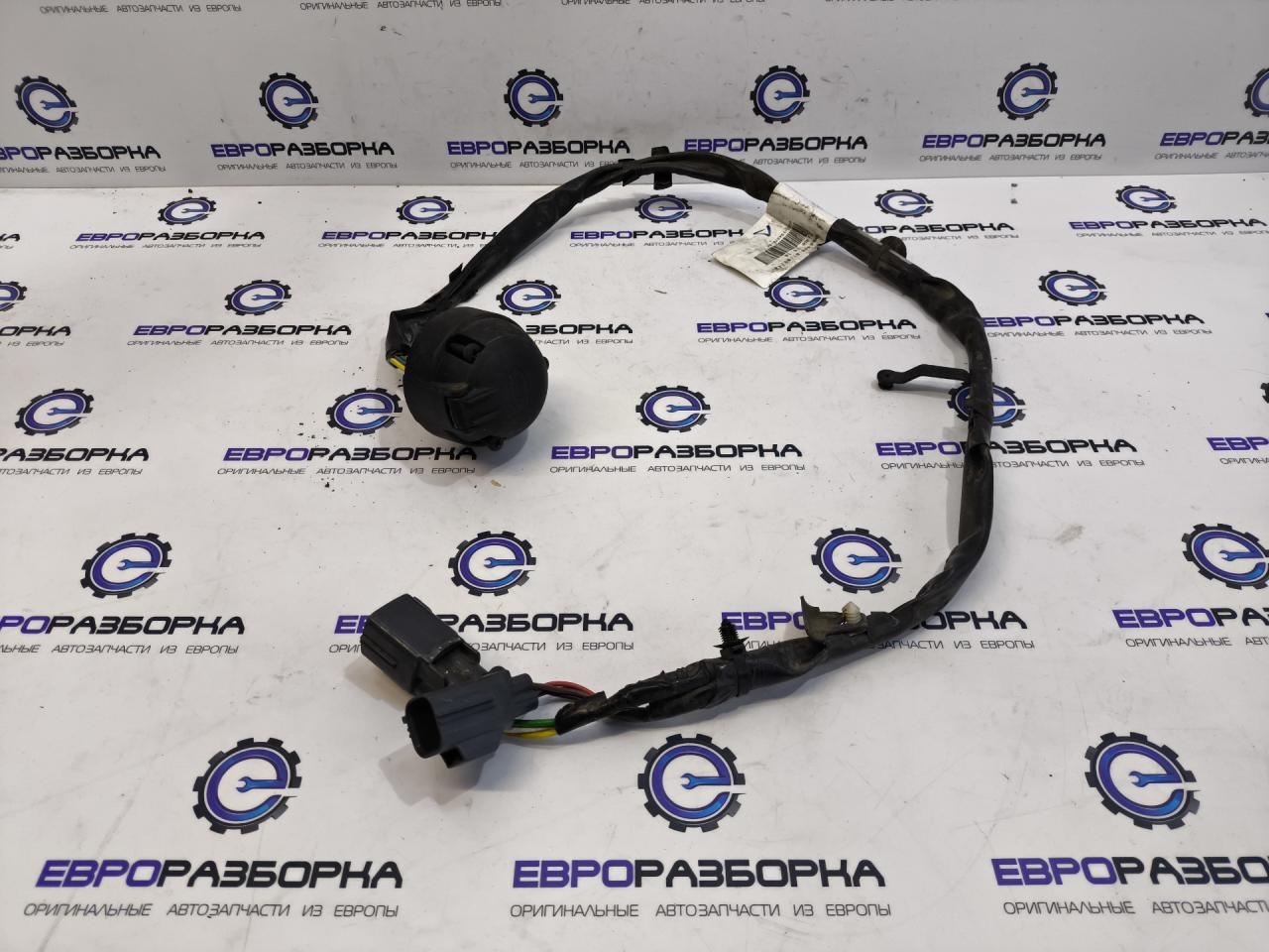розетка фаркопа Land Rover Discovery 4 поколение L319 2012, 3.0 л., дизель, АКПП, передний привод, правый руль, LR011190, 4H2213A576BA - фото №1