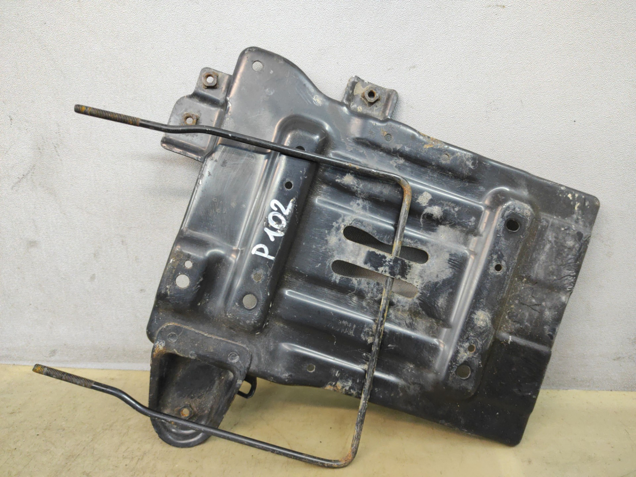 полка аккумулятора Suzuki Kizashi 1 поколение 2012, 2.4 л., J24B, бензин, АКПП, красный, седан, полный привод - фото №1