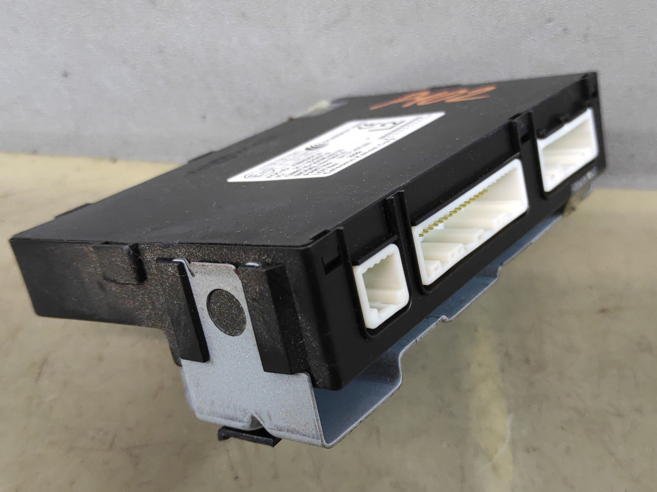 Блок управления бесключевым доступом Suzuki Kizashi 1 поколение 2012, 2.4 л., J24B, бензин, АКПП, красный, седан, полный привод, 2111BS57L0 - фото №1