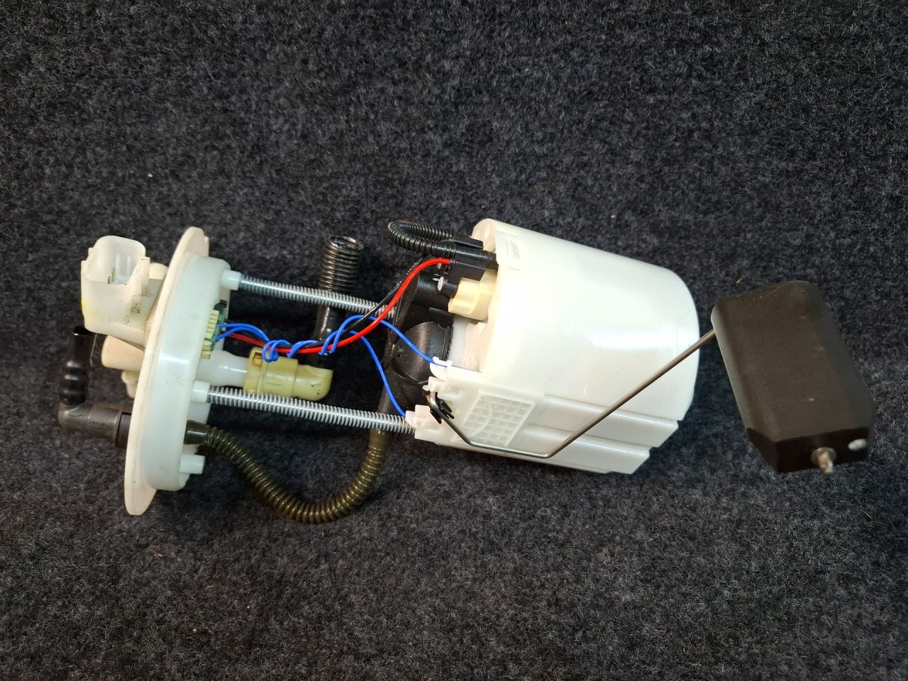 насос топливный Chevrolet Equinox 3 поколение 2018, 2.0 л., бензин, АКПП, передний привод, 84255777 - фото №1